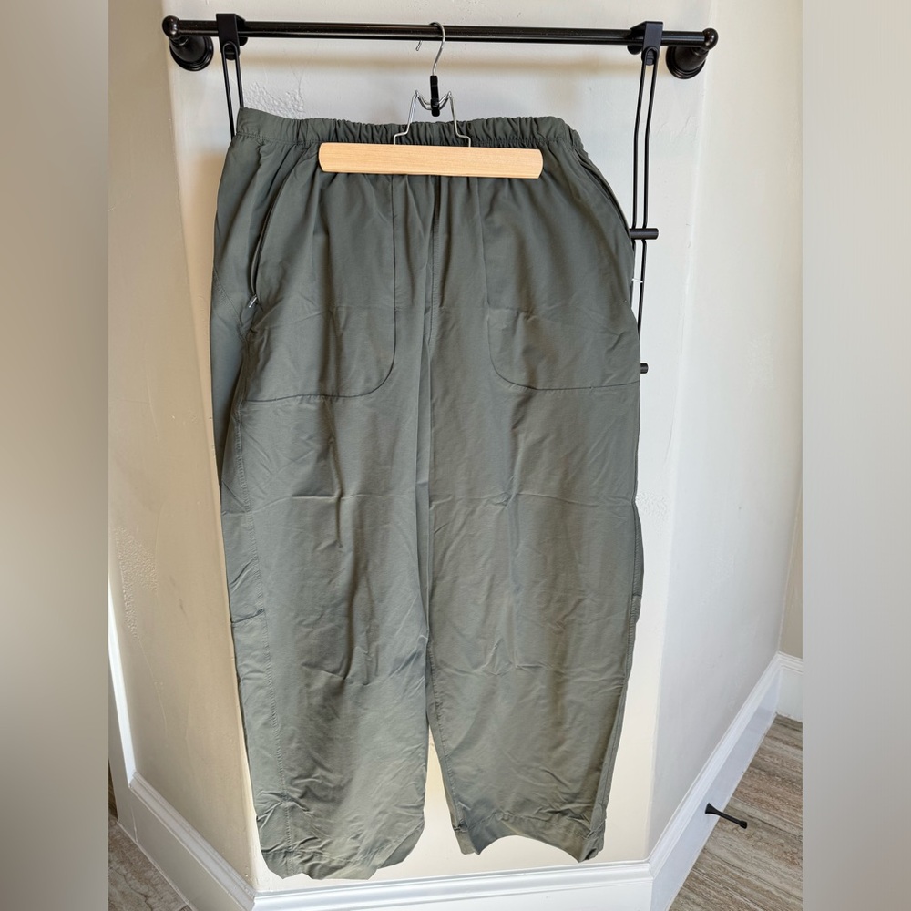 Lululemon lightweight Midrise Barrel leg Cropped Pant